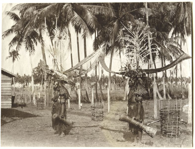 229276 Twee mannen van de Marind-anim, gekleed voor dema-ceremonies poseren op de statie in Merauke (Indonesië)